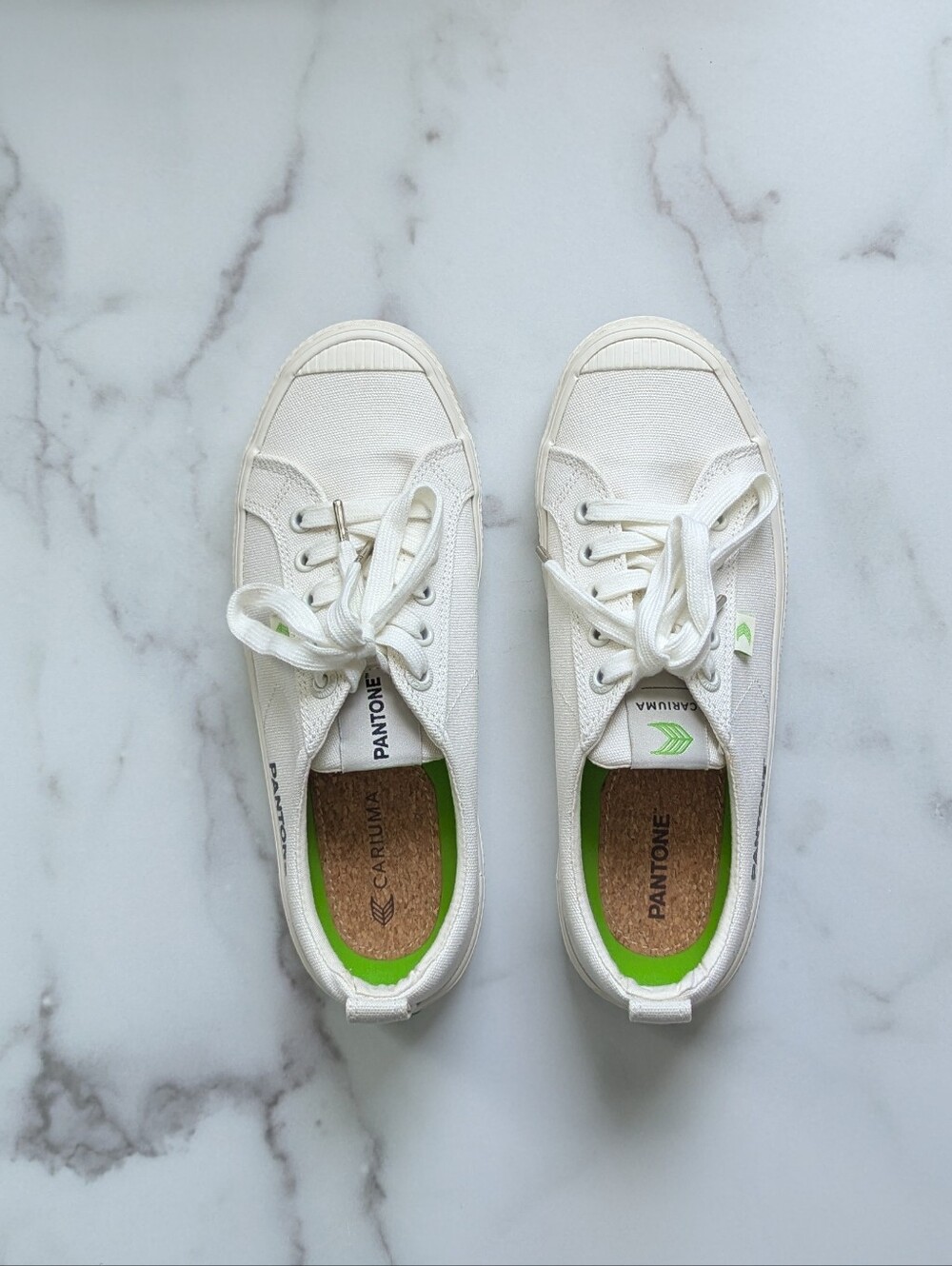 Cariuma OCA Low Canvas Contrast Sneakers Pantone Snow White